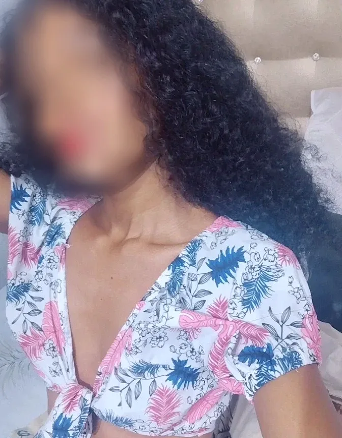 Isabel, 19