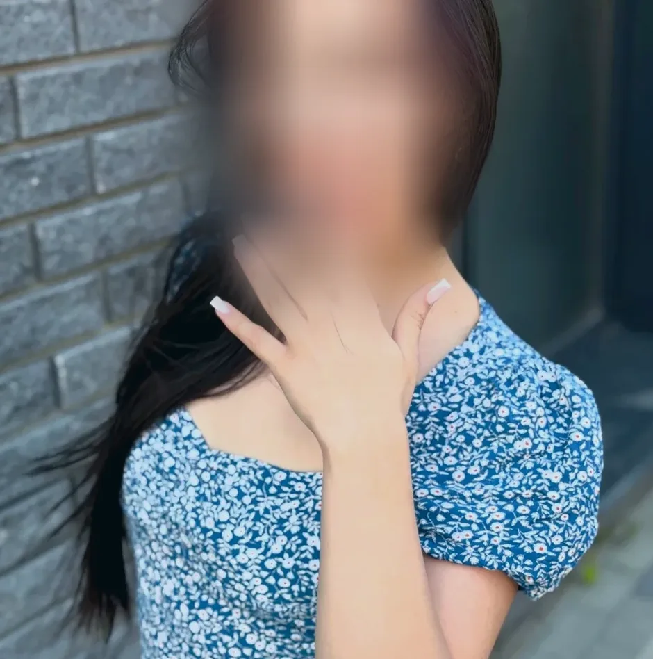 Julie, 22